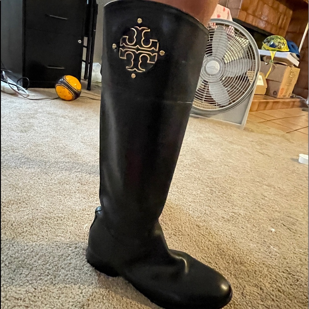 High to the knees black Tory Burch boots. - Picture 6 of 7